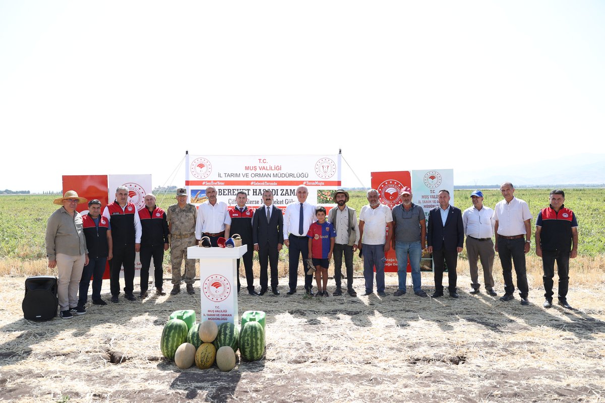 🌱 Muş Ovasında Karpuz Hasadı🍉🍈

Valimiz Sayın <a href="/Valiavnicakir/">Avni Çakır</a>, Muş Cumhuriyet Başsavcısı Sn. Hüseyin Kantar ve Tarım ve Orman İl Müdürümüz Sn. Necattin Gönç ile birlikte,
"Bereket Hasadı Zamanı" programı kapsamında merkeze bağlı Bozbulut Köyü kırsalında düzenlenen karpuz