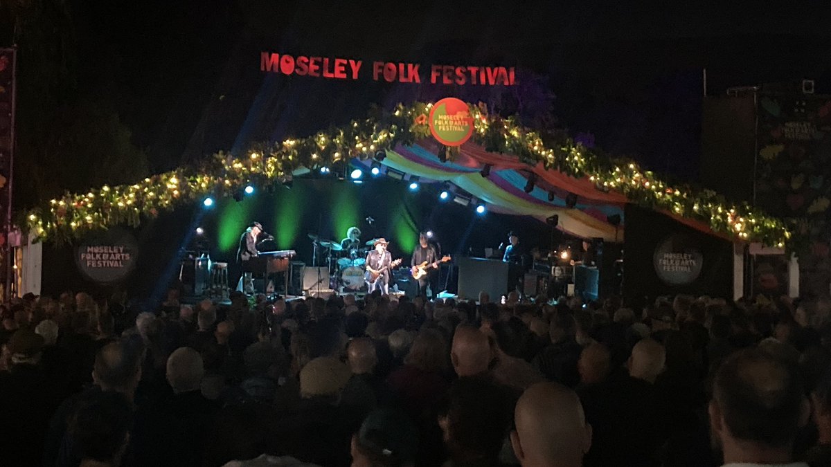 Thank you <a href="/moseleyfolk/">Moseley Folk & Arts Festival</a> &amp; The Heath Bookshop - what a great festival… honoured to chat ‘90s once again!

Connection is a Song - get yer paperback now 💗

geni.us/Connection-is-…