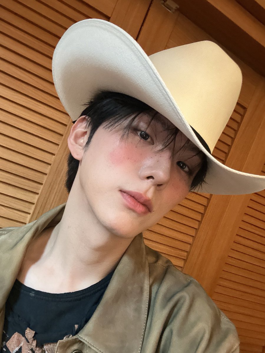 9월 1일에 보여주겠단 셀카가 이거였구나.. 기현이님 눈 높아서 본인한테도 그 기준 적용되는거 개좋네 그래서기현피셜잘나온셀카: 진짜개잘나온거임