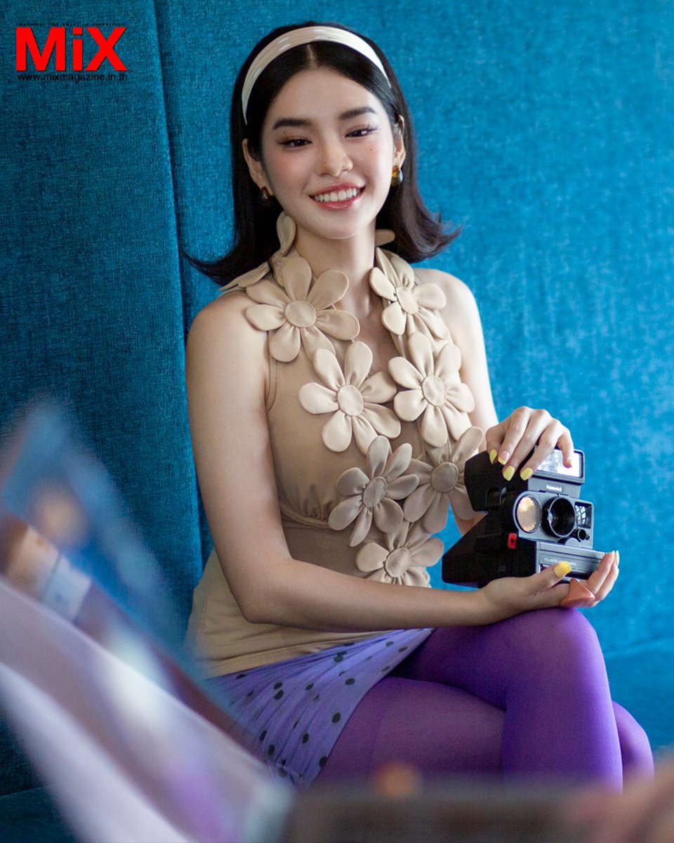 เบื้องหลังการถ่ายแฟชั่นเซทปกของ MiX Magazine ที่ได้นักร้อง นักแสดงรุ่นใหม่ที่เปี่ยมไปด้วยเสน่ห์และความมั่นใจอย่าง ‘เฌอปราง อารีย์กุล’ มาถ่ายทอดธีม ‘Nostalgic Cycle วัฏจักรของกาลเวลา’ ⌛ ธีมเล่มที่พูดถึงการคิดถึงวันวานและความทรงจำที่คุ้นเคย