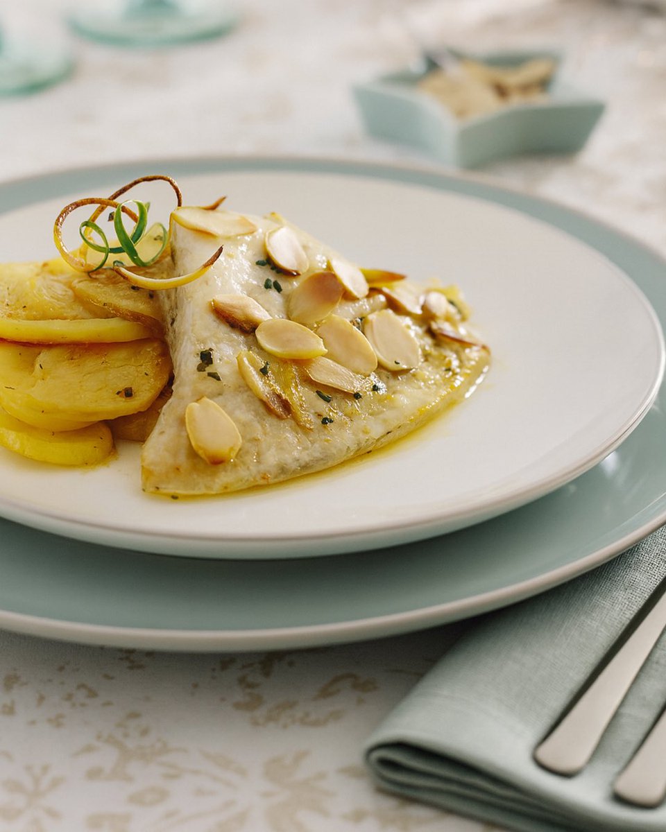 Rodaballo al horno con patatas. Una receta jugosa y muy sabrosa para seguir disfrutando del sabor del mar junto a la familia estos últimos días del verano.