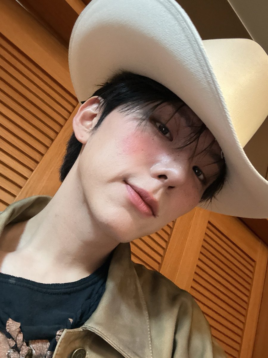 ye0n_y's tweet photo. 숨겨왔던 나의 셀카 #기현 https://t.co/yi2vRfW7Ez