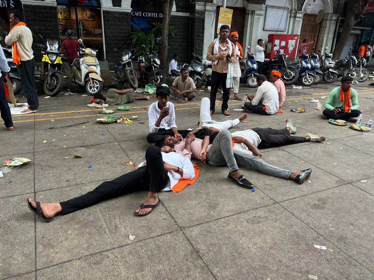 sardesairajdeep's tweet image. Mumbai’s elites are cribbing over Maratha reservationists taking over the streets. The same elites won’t participate in any agitation for better civic amenities for the city, vaulting corruption in public life  or end to VVIP culture (every lamp pole in Mumbai has massive…