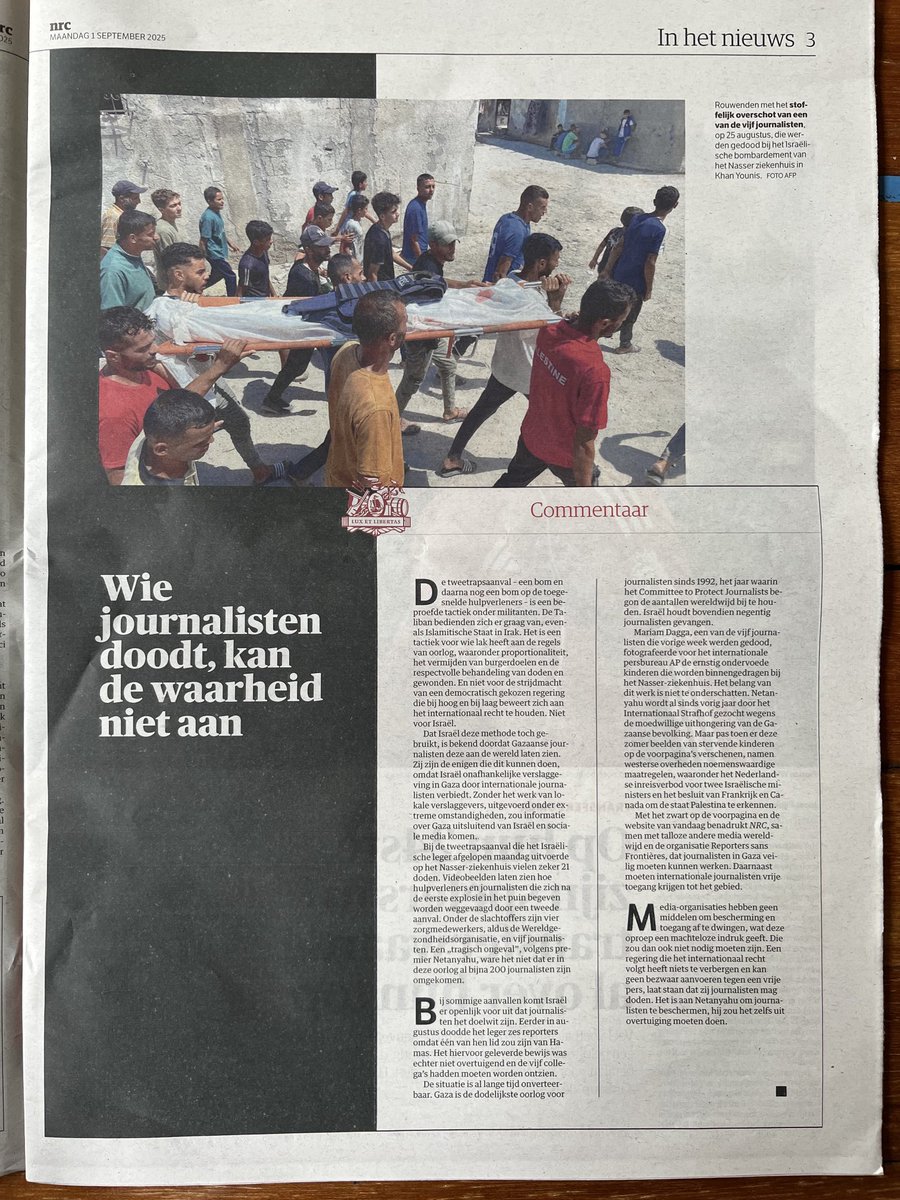 Zwarte voorpagina van o.a. NRC en Volkskrant uit protest tegen Israël, dat geen pottenkijkers duldt bij de genocide in Gaza. Inmiddels tweehonderd journalisten om het leven gekomen.