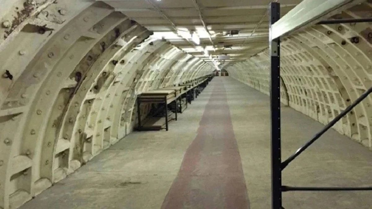 81 ilde inşa edilecek sığınakların detayları belli oldu:

• En az 21 gün yaşama elverişli olacak.
• Her bir kişi için 1 metrekarelik alan olacak.
• Yapımına başlanmasıyla 4 ayda tamamlanacak.

Ciddi savaş hazırlıkları var.