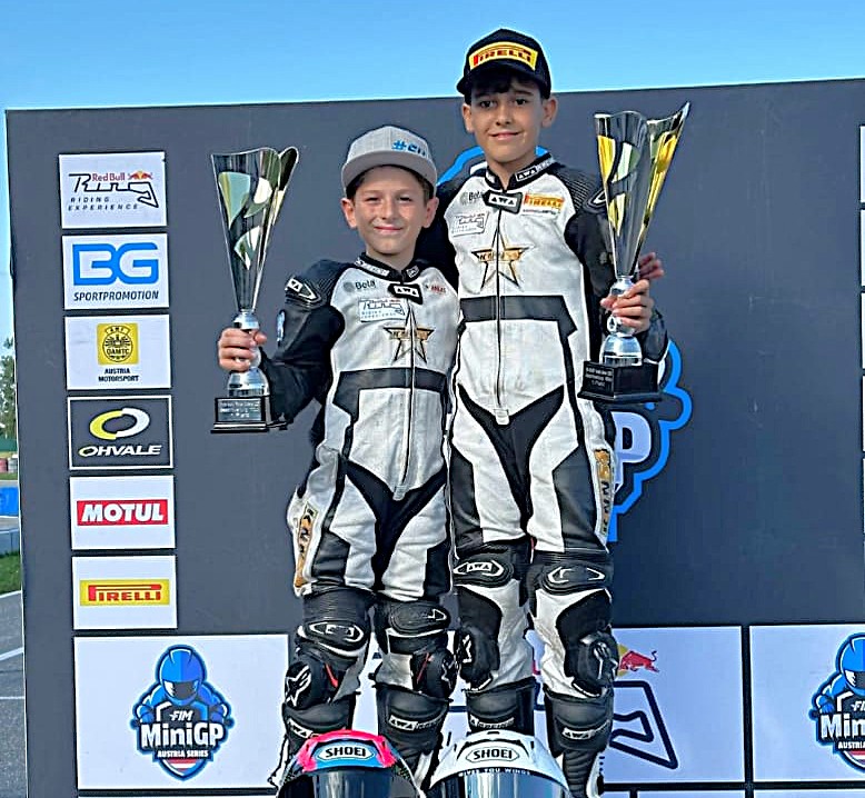 Genç sporcularımız Berkay Sarıay ve Muhammed Sina Arslan, 2025 FIM MiniGP Avusturya serisinde kendi sınıflarında şampiyon oldu. #TMF 🇹🇷