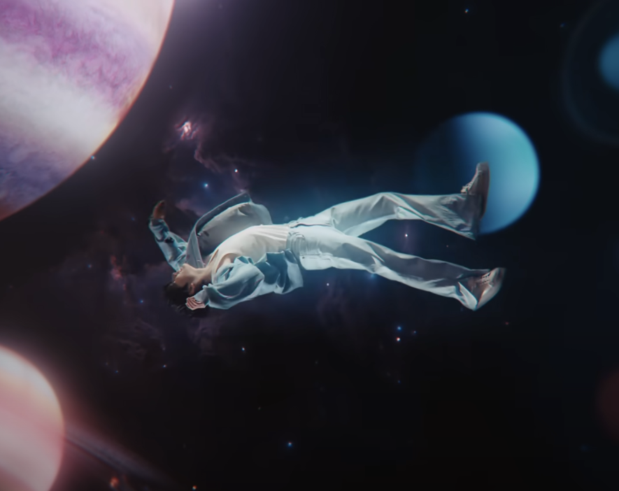Junkyu has been floating around in space ever since summer 2023 

#TREASURE_PARADISE_MV 
#LOVEPULSE_ALBUM_RELEASE 
#TREASURE
<a href="/treasuremembers/">TREASURE</a> 
youtu.be/gZNQs3jA7aE?si…