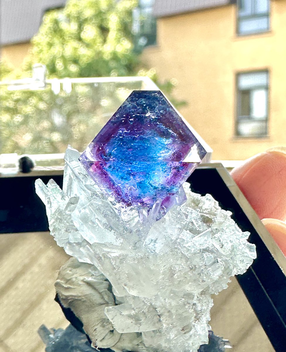 水晶に人工フローライトを成長させた美しい人口鉱物です。様々な色が