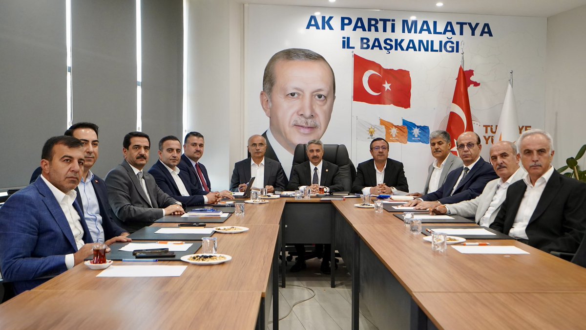 MustafaAlkayis's tweet photo. 📍 Malatya Belediye Başkanları Toplantısı

#AKBelediyecilik; milletimize eser ve hizmet siyasetini ulaştırmak için durmadan çalışan bir iradenin adıdır.

Bu anlayışla; Teşkilat Başkanlığı Koordinatörümüz Sn. Bahattin Yıldız, İl Başkanımız Sn. Ali Bakan, Büyükşehir Belediye Başkanımız Sn. Sami Er,

✅ Battalgazi Belediye Başkanımız Bayram Taşkın,
✅ Yeşilyurt Belediye Başkanımız İlhan Geçit,
✅ Akçadağ Belediye Başkanımız Hasan Ulutaş,
✅ Doğanyol Belediye Başkanımız Hakan Bay,
✅ Kale Belediye Başkanımız İhsan Özbay,
✅ Pütürge Belediye Başkanımız Mikail Sülük
ile bir araya gelerek istişare toplantımızı gerçekleştirdik.

İnan ve azimle çalışan bu kadroyla Malatya’mız için daha güçlü adımlar atmaya devam edeceğiz. @abuyukgumus @RTErdogan @Akparti