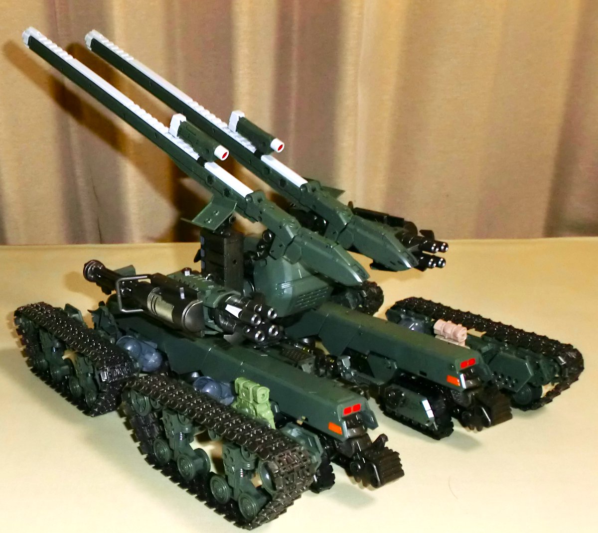 #ヘキサギア
#ヘキサギア8周年 
バルクアーム＋ハイトレーガー＋フリーダムクローラー等のミキシングで名付けて「パリステス・カスタネウス」完成！
拠点防衛と基地攻略のためにバルクアームなどの複数のヘキサギアの余ったパーツで建造された現地改修機という設定。