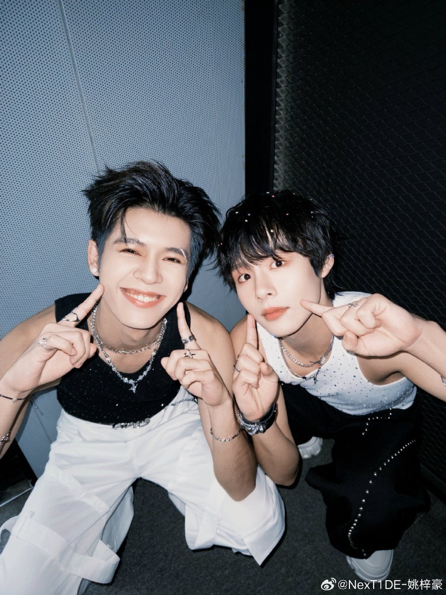 mimirinzky's tweet image. เปิดเดือนกันยายนวันแรก นุจี๊ดก็ไม่ทำให้ผิดหวังกับสกิลการอวดพี่แชมป์ อัพเว่ยป๋อ 9 รูป มีรูปคู่พี่แชมป์ 1 รูปไว้กลางโพสต์ เด่นสะดุดตาให้คนซุบซิบว่าเป็นอะไรกันน้อมากๆ เริ่ดอะ คนไม่มีพี่แชมป์เป็นของตัวเองจะเอาอะไรไปสู่ล่ะ😭