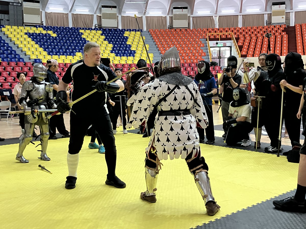 アーマードバトルをレクチャーするジェイ・ノイズ(<a href="/jaynoyes/">Jay Noyes ジェイ・ノイズ</a>)

西洋剣術の国際大会「クラッシュ・オブ・ススティール」にてヒストリカルな実戦甲冑バトルの技を紹介。

#アーマードバトル #ハニシュフェヒテン #hema  #clashofsteel #甲冑