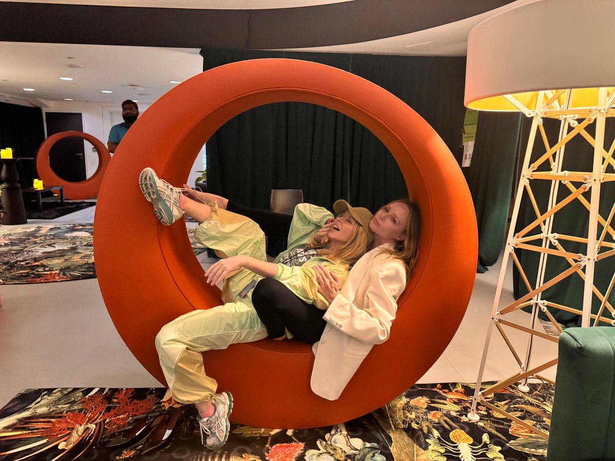 kylieminogue's tweet image. Always happy amongst friends at a Coldplay gig!!! 💖✨🌈🦄😍