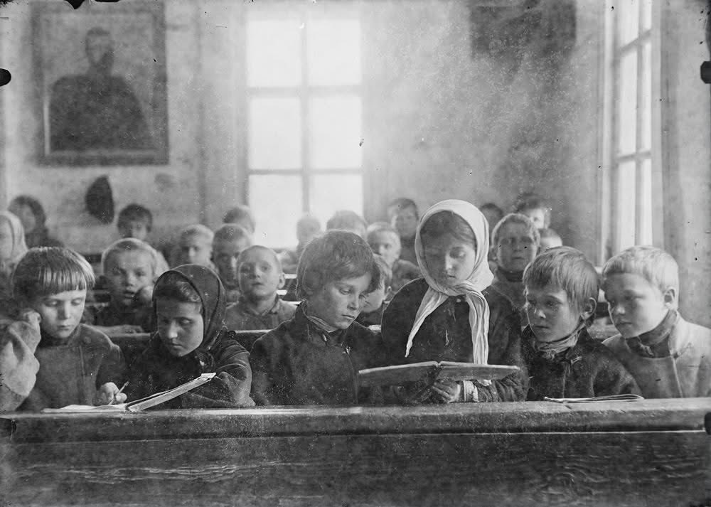 HolodomorMuseum's tweet photo. 1.  Зі спогадів Касяна Євченка, 1925 р.н., з села Жидівці (нині Квітневе) на Житомирщині: 

💬«Коли я пішов до школи у перший клас, то нас було тільки двоє: я і моя сусідка, її звали Антоніна. Ще був старший клас, там теж було небагато дітей, но в нашому класі було тільки двоє. https://t.co/i8ROxsdej7