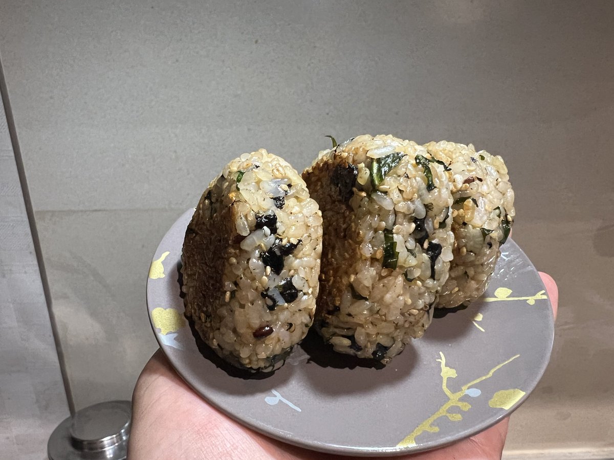 今夜も焼きおにぎり🤣
先日、苦労して刻んだネギが使われてて、刻み済みの大葉で😅
