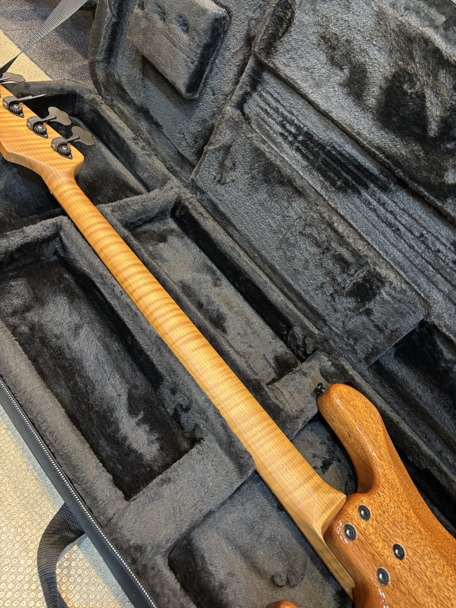 watanabegakki's tweet photo. 🎸 KIKUCHI CUSTOM SERIES 入荷
厳選されたフレイムコアボディにフレイムローステッドフレイムメイプルネックを採用した一本。
圧倒的なレスポンスに、思わず息をのむ仕上がりです。ぜひ店頭でお確かめください。
#KIKUCHI #CUSTOMSERIES #新入荷 #ベース https://t.co/sPenzbK2cH