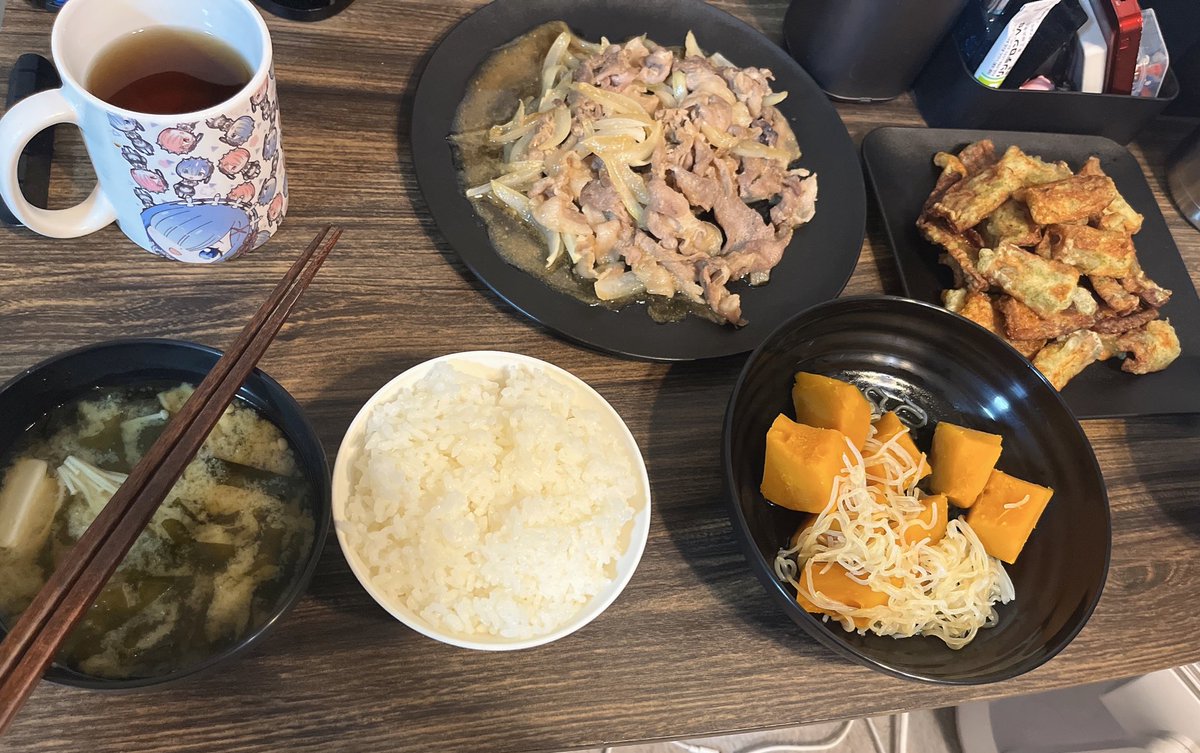 今日の晩御飯🍴

･かぼちゃの煮物
･ちくわの磯辺揚げ
･豚こまと玉ねぎの塩ダレ炒め

週初め＆月初めは忙しいやろうし、いつもお疲れ様と感謝の気持ちで手料理頑張った🙏✨️

いただきます🩷
