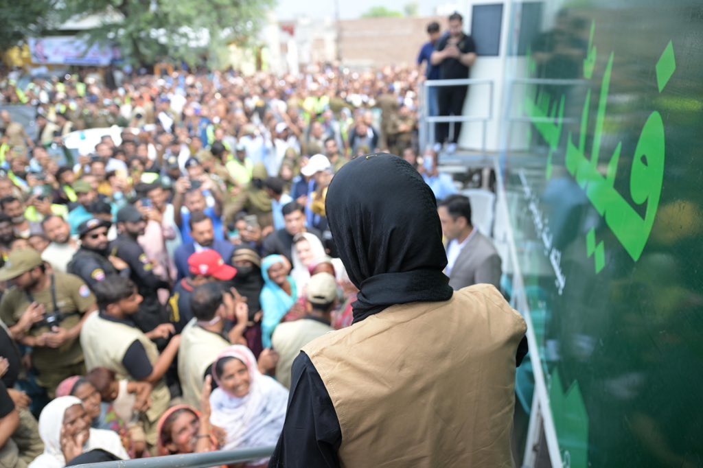 SaniaaAshiq's tweet photo. CM Punjab in Jhang today, met with the flood affected families. CM Punjab is visiting flood affected areas to ensure that everyone displaced is taken care of. https://t.co/3toJchwsBT