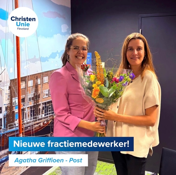 CUFlevoland's tweet photo. Vandaag start Agatha Griffioen-Post (rechts) als onze nieuwe fractiemedewerker 💙

Per 1 okt. nemen we afscheid van Elloise (links), die na haar studie nieuwe avonturen aangaat. 

Tot die tijd werken zij samen aan een soepele overdracht. Welkom Agatha! 

#teamCU 💙💪🏼 https://t.co/DnNVA6ad5N