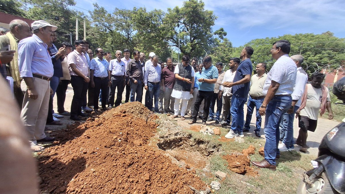 rajsinhabjp's tweet image. आज राजकीय पॉलिटेक्निक कॉलेज मुख्य सड़क से पांडरपाला, भारत चौक होते हुए आरा मोड़ ओवरब्रिज तक, 7 मीटर ऊँचाई वाले LED स्ट्रीट लाइट अधिष्ठापन कार्य का विधिवत शिलान्यास किया। 

यह पहल धनबाद को स्मार्ट और सुरक्षित बनाने की दिशा में एक अहम कदम है। 

 #LEDLights #UrbanDevelopment