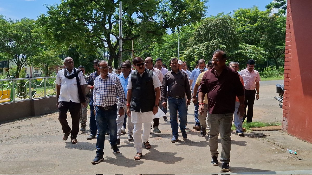 rajsinhabjp's tweet image. आज राजकीय पॉलिटेक्निक कॉलेज मुख्य सड़क से पांडरपाला, भारत चौक होते हुए आरा मोड़ ओवरब्रिज तक, 7 मीटर ऊँचाई वाले LED स्ट्रीट लाइट अधिष्ठापन कार्य का विधिवत शिलान्यास किया। 

यह पहल धनबाद को स्मार्ट और सुरक्षित बनाने की दिशा में एक अहम कदम है। 

 #LEDLights #UrbanDevelopment