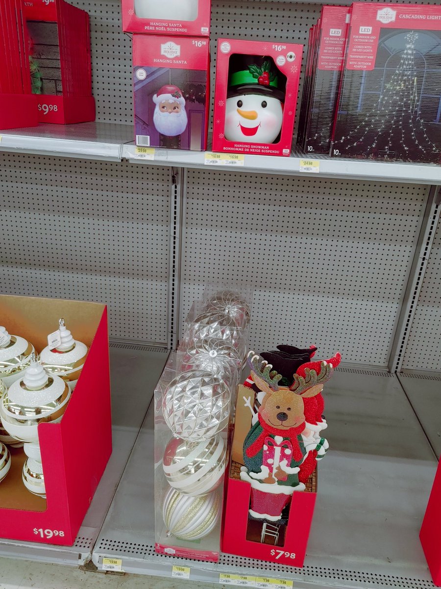 rosu_sam's tweet image. Well... Day before Labour Day, Walmart Canada... #seasons #wrongholiday #already #christmasinaugust