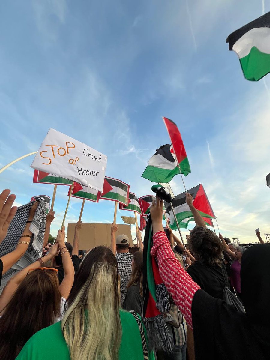 💙🤍 HUELVA CON PALESTINA 🇵🇸
Enhorabuena a la Plataforma #HuelvaConPalestina por el éxito de convocatoria en la concentración de ayer, y gracias a todos los y las onubenses que estuvisteis en el muelle despidiendo simbólicamente a la Flotilla Sumud. 
✊🏻¡Viva Palestina Libre!