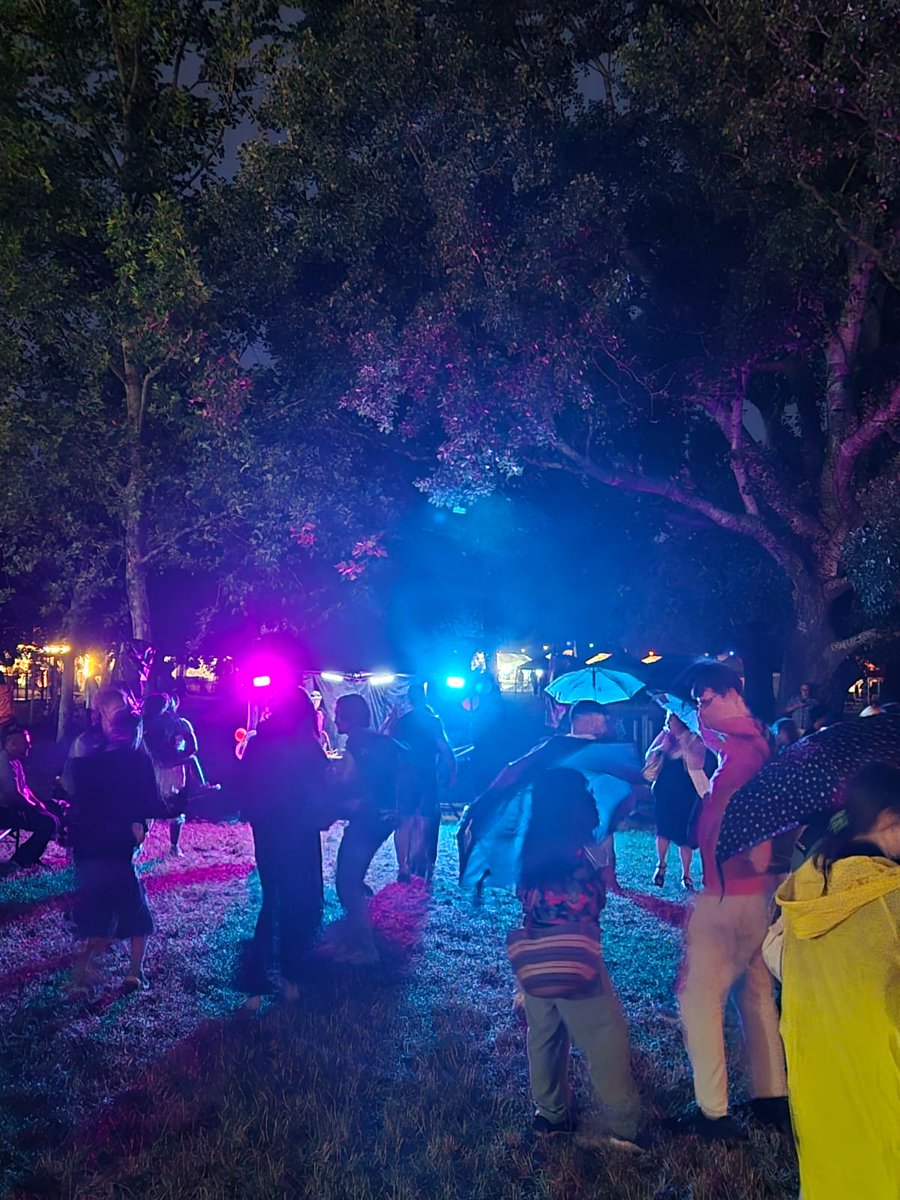 ConsularOficina's tweet photo. Compatriotas, como es tradicional, en Volksstimmefest 2025, nuestra comunidad en #Austria, se hizo sentir a través de bailes tradicionales, conducidos por el maestro Luis Estévez y su compañía de baile, @ritmotropicalinfo.
También felicitar al victorioso equipo cubano de pelota. https://t.co/0i0SUiPETI