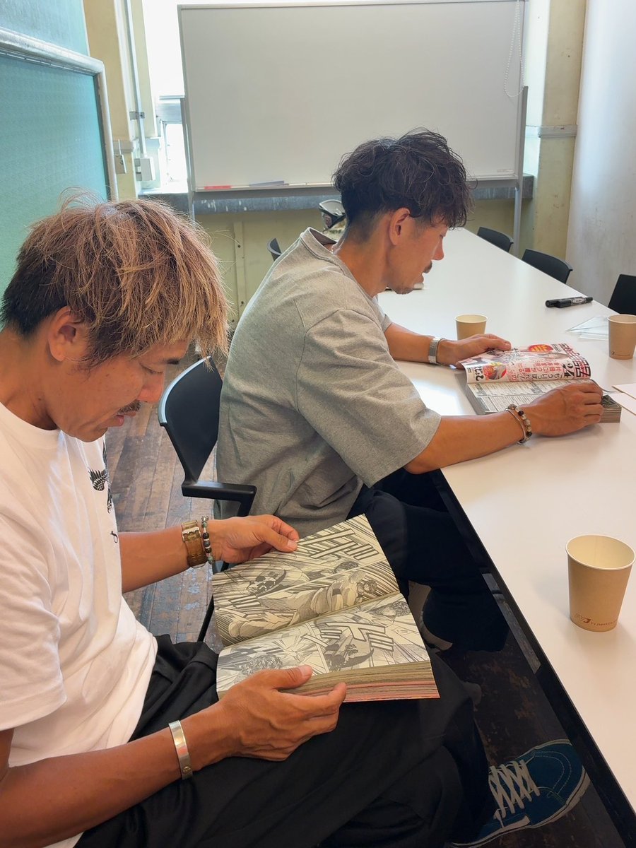 total_tenbosch's tweet image. 今日のトータルテンボスです❗️
おかげさまでツアーの券売は好調です😇
まだの方は是非HPをチェックしてください!
同じブレスレットをつけて、地図をみて話している可愛い幼馴染おじさん達です👌
#トータルテンボス
#半世紀