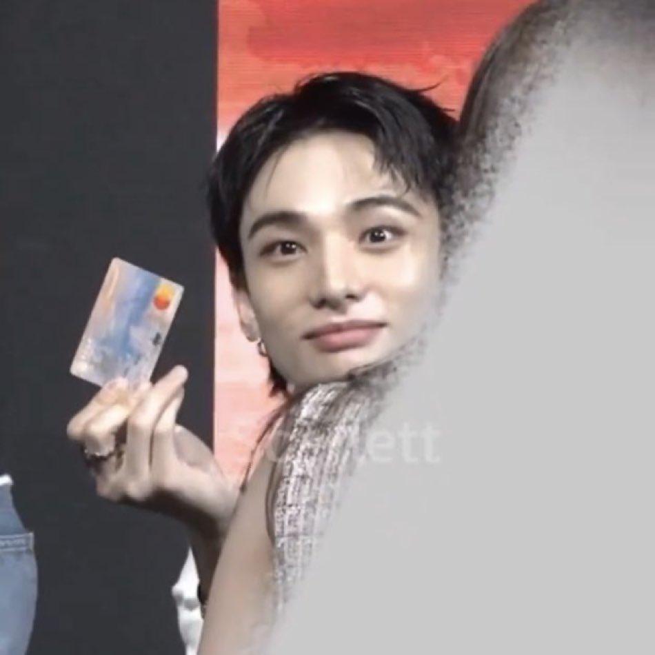 hyunelks's tweet photo. SOMEONE GAVE HIM THEIR CREDIT CARD????? https://t.co/hCHVEV8Udi