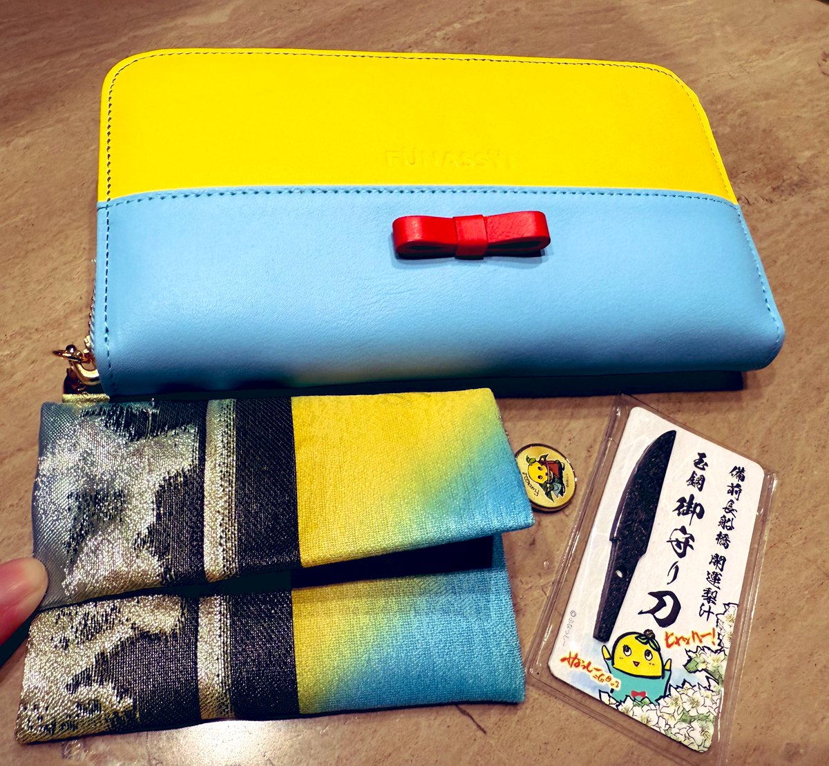 <a href="/funassyi/">ふなっしー💙</a> 
(˶ඕ ⌔ ඕ🤚)よっ！

本日より新しい職場でリスタート♪
名刺入れもお財布も👛おろしましたなっし( ∩)゜▽゜(∩)ﾑﾆｭｰ☆

お守り刀も⚔️お財布に忍ばせて✨
✧ ฺ･｡(*✪▽✪*)･｡✧

#ふなっしーの刀剣展  #備前長船刀剣博物館  #ふなっしー #ふなっしーLAND備前長船店
<a href="/AndoYusuke819/">刀鍛冶 安藤広康</a>
