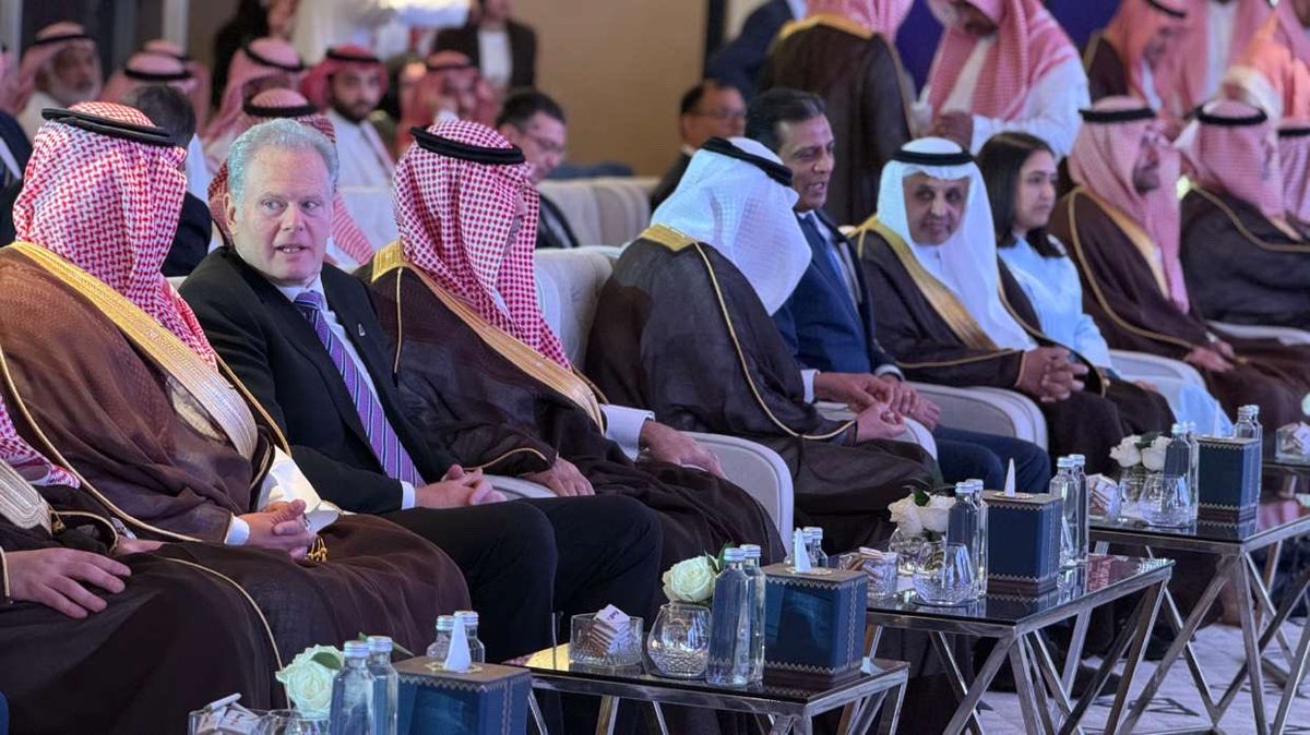 ll2zz's tweet image. نحتفل اليوم بانطلاقة جديدة لـ فيدكس في المملكة العربية السعودية، لنواصل بناء جسور التجارة والخدمات اللوجستية التي تربط المملكة بالعالم.

#فيدكس
#اهلا_بالسعودية
#FedEx_KSA
#مع_فيدكس_نحو_المستقبل
#المملكة_تجمعنا
#فرص_السعودية
#FedEx_Saudi
@ZU63A
#الساحات_العربية