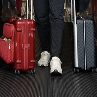 赤のスーツケース、NIKEのTシャツ、足元は🟥⬜️⬛️。イサークキーサテリンさん、めっちゃ背負ってる♦️