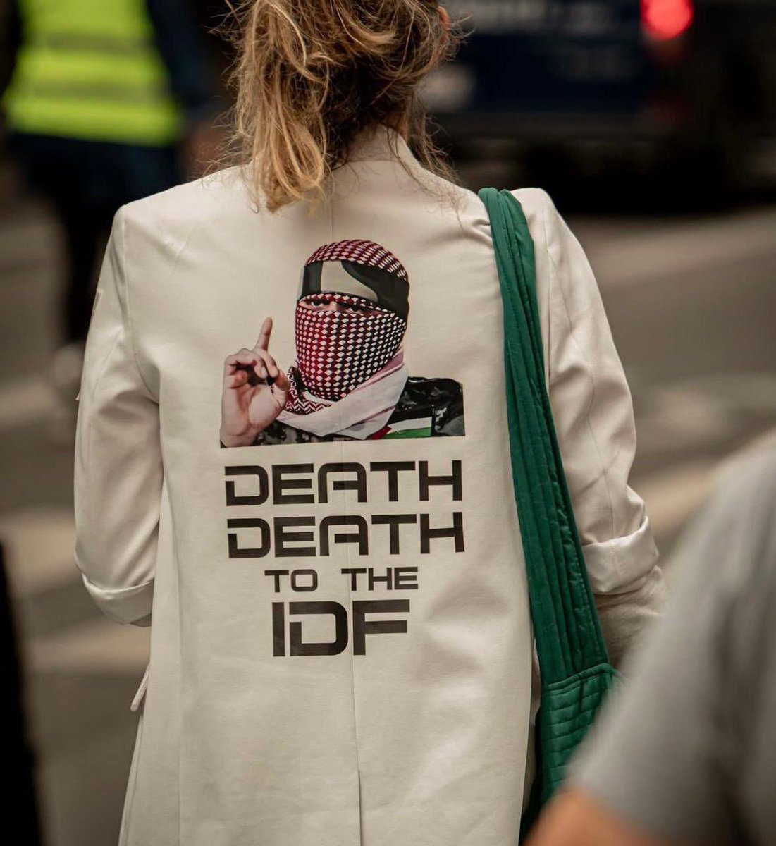 Kopenhag'da bir kadın, Ebu Ubeyde'nin fotoğrafının yer aldığı ve "İsrail Ordusuna Ölüm" yazan ceketle görüntülendi.