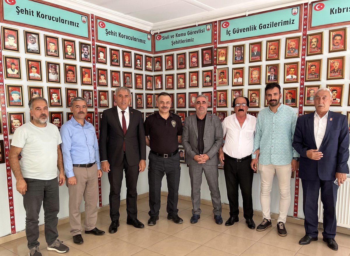 Bingöl 49. Komando Tugay Komutan Vekili Albay Sayın Ertan BUĞDAY ve Bingöl İl Emniyet Müdürü Sayın Beyti KALAYCI Bingöl Şehit Aileleri, Gazileri Ve İnsan Hakları Derneği, gönül hanemizde bizleri ziyaret etiler.
Aziz Şehitlerimizin Kıymetli Aileleri, Kahraman Gazilerimiz ve
