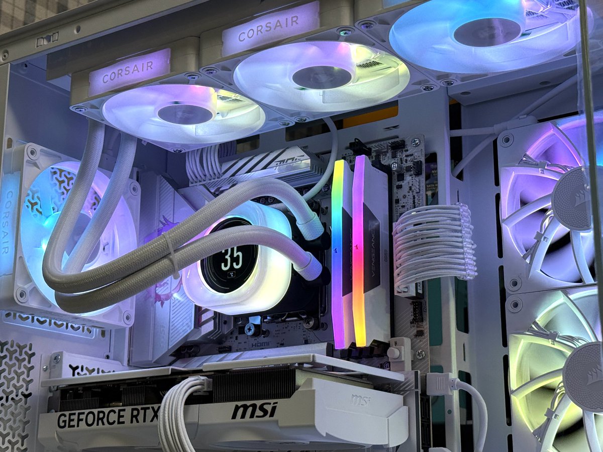 akiba_ten_M's tweet photo. 完成した。
渡す物なのでガラスのフィルムは外さない。
Corsair x MSI マシン。
写真撮るところが暗か見えるけど
実際は結構明るい。
#Corsair https://t.co/qiBaFFeGOo