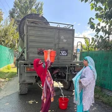 FMNewsUp's tweet image. अनंतनाग: 3 आरआर ने पुष्केरी व विदई गाँवों में पेयजल संकट दूर किया।#Anantnag
#3RR
#IndianArmy
#WaterCrisisResolved
#Pusheri
#VidayVillage
#Kashmir
#JammuAndKashmir
#RuralDevelopment
#WaterSupply