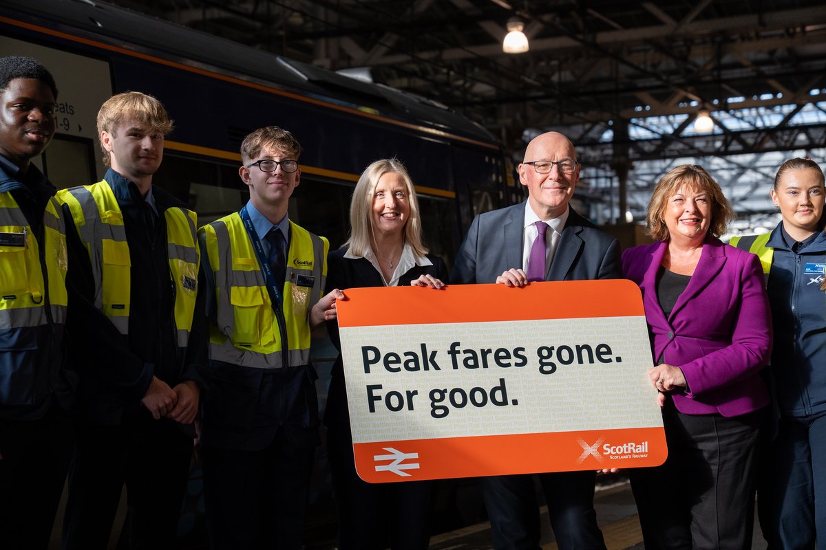 We have scrapped peak rail fares from ScotRail services – helping keep more money in people’s pockets.

First Minister @johnswinney and Transport Secretary <a href="/FionaHyslop/">Fiona Hyslop</a> met <a href="/ScotRail/">ScotRail</a> staff to hear how this will make train travel cheaper and simpler. 

gov.scot/news/cheaper-a…