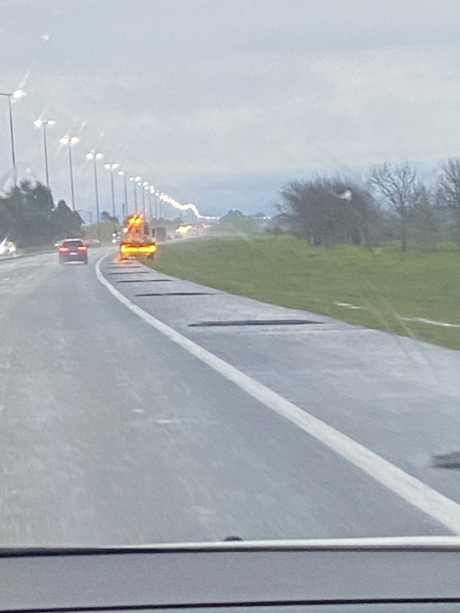 #Ahora 4 autos cambiando ruedas en <a href="/AU_BA_SA/">AUBASA - Autopistas de Buenos Aires</a> antes de la subida de Villa Elisa #LaPlata Después de la zona de arreglos en la calzada.