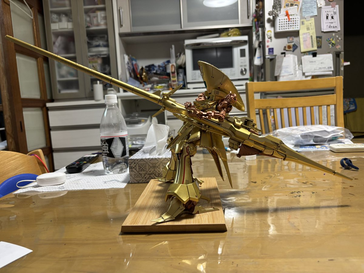 バスター懸架アームにクリア、他諸々の部分塗装も完了したので組んでしまいました。
しかし懸架アームの1パーツがサフ状態で出てきました😅あるある。
バスターに添える腕部ポジション調整。
次から腕部装甲の塗装に入ります。
大詰めと言っても良いでしょう🙆