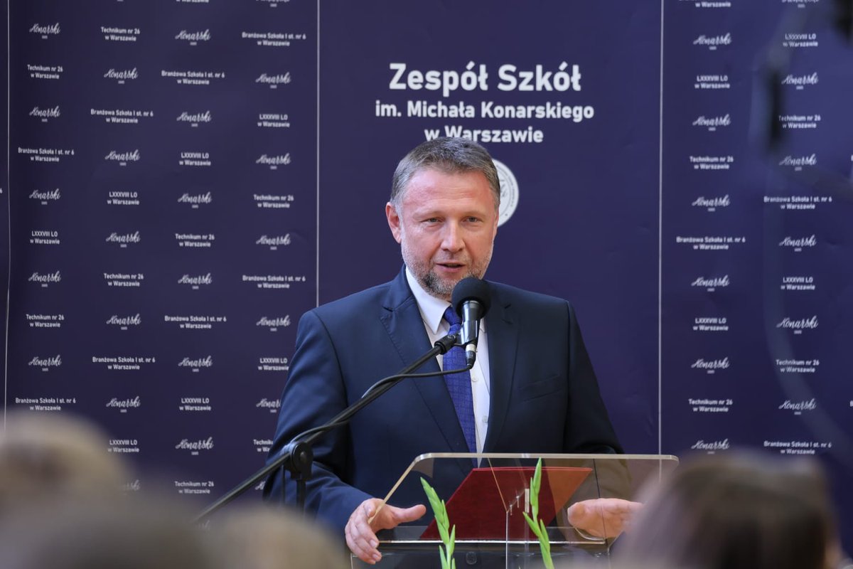 MSWiA 🇵🇱 (@mswia_gov_pl) on Twitter photo 💬 Minister <a href="/MKierwinski/">Marcin Kierwiński</a>: Przygotowaliśmy specjalną ustawę, która umożliwia tworzenie klas mundurowych. Chcemy budować postawy patriotyczne i przygotowywać właściwych kandydatów do służby w formacjach mundurowych. Wykorzystajcie tę szansę, uczcie się od oficerów <a href="/Straz_Graniczna/">Straż Graniczna</a>, 💬 Minister <a href="/MKierwinski/">Marcin Kierwiński</a>: Przygotowaliśmy specjalną ustawę, która umożliwia tworzenie klas mundurowych. Chcemy budować postawy patriotyczne i przygotowywać właściwych kandydatów do służby w formacjach mundurowych. Wykorzystajcie tę szansę, uczcie się od oficerów <a href="/Straz_Graniczna/">Straż Graniczna</a>,