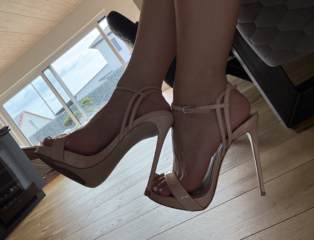 Herkes sanıyor ki kraliçe oldu söyleyin onlara kraliçe geri döndü bu topukları bugün kim yemek ister #mistres #sahine #sahibe #finansalköpek #finansalköle #finansalenayi #finansalsahibe #mistress #slave #mistresslave #sahibe #köle