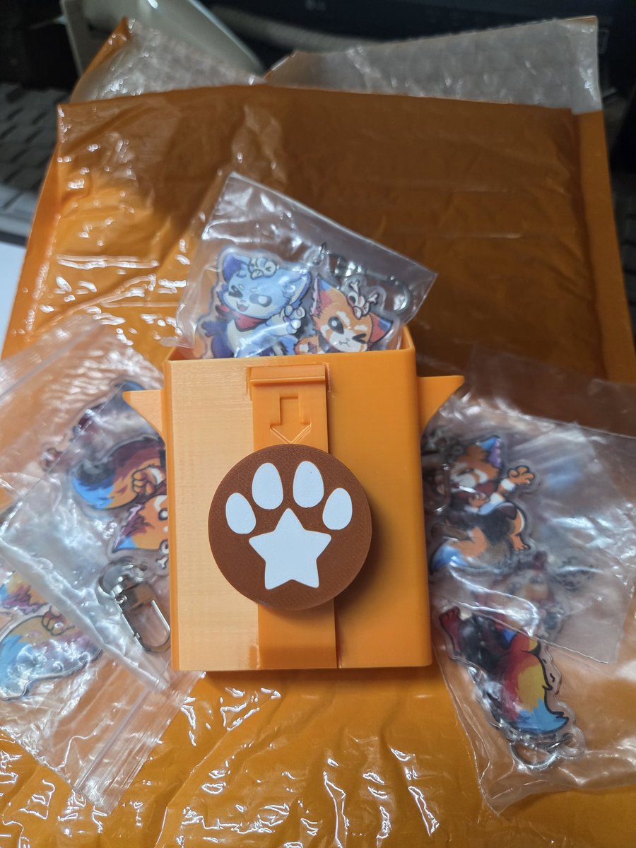 700팔 감사합니다!!!!!!700 기념으로 간단하게 이벤트 할게요!!! 맘찍 알티 해주시면 트친분들중 몇분 뽑아서  키링 스텐드 또는 그림그려드릴게요!
오예!!!!!