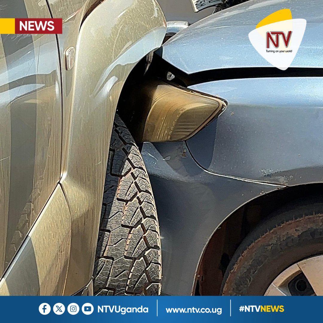 kirya_ug's tweet photo. Meanwhile eno ku Christ the King owa fielder atomedde Land Cruiser.

They have both failed to negotiate which has caused traffic jam. https://t.co/6J9jR4U05Q