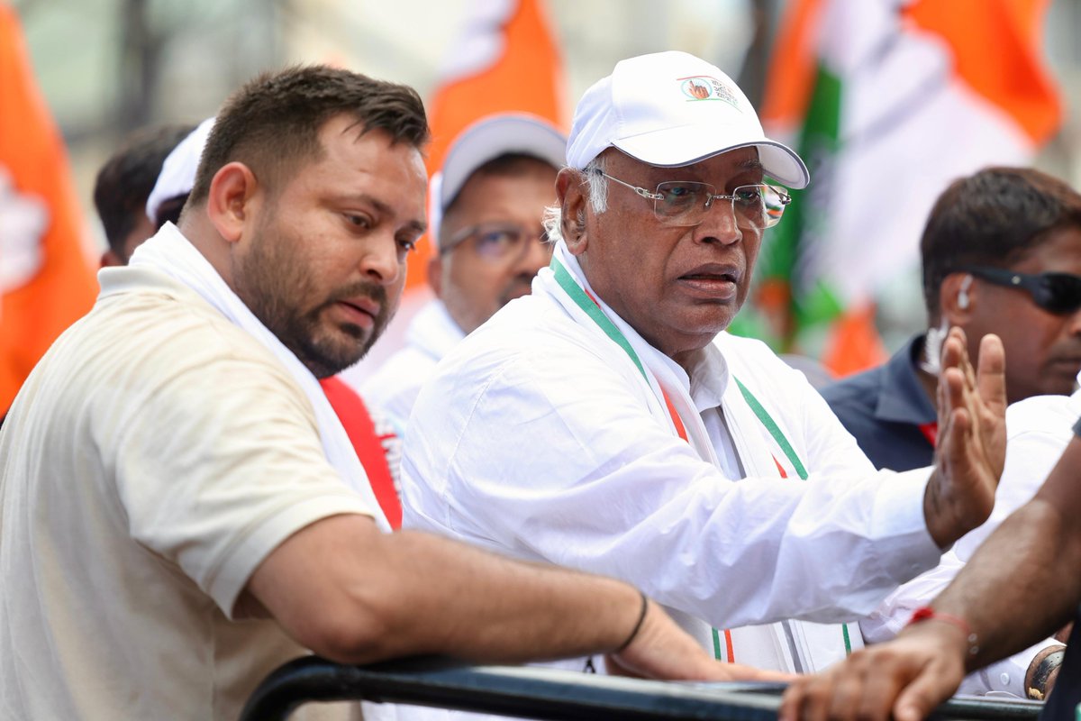 kharge's tweet photo. वोटर अधिकार यात्रा में शामिल महागठबंधन के सभी साथियों को बहुत-बहुत बधाई।

15 दिन तक चली इस यात्रा ने पूरे देश को जगा दिया। इसमें भाजपा ने रुकावट डालने की कोशिशें की। हमारे कांग्रेस ऑफिस पर हमला हुआ। लेकिन बिहार के लोगों ने यात्रा को पूरी तरह सफल बनाया।

देश में जब भी कमजोर तबकों के हकूक पर खतरा पैदा होता है, राहुलजी उनकी आवाज बुलंद करते हैं। ‘भारत जोड़ो यात्रा’, ‘भारत जोड़ो न्याय यात्रा’ और ‘जय बापू- जय भीम-जय संविधान’ और अब ये यात्रा इसी कड़ी का हिस्सा है।

ये यात्रा बिहार में जहां से गुजरी, करोड़ों लोगों ने सड़कों पर आ कर समर्थन दिया। देश भर में लोकतंत्र समर्थक उनके साथ खड़े रहे। पूरी दुनिया में यात्रा की आवाज पहुंची।

यहां हमें साफ़ दिख रहा है कि बिहार की जनता इस ‘डबल इंजन की भ्रष्ट सरकार’ को जड़ से उखाड़ फेंकने का काम करेगी।

SIR के मुद्दे पर विपक्ष सही था ये Supreme Court ने भी माना। हम चाहते थे कि संसद में बिहार की वोट चोरी पर चर्चा हो। सारा विपक्ष आंदोलन करता रहा, लेकिन ये चुनाव आयोग को बचाते रहे, लेकिन चर्चा नहीं होने दी।

बिहार ने संकट में हमेशा अपने ज्ञान, शक्ति और जज़्बे से देश का मार्गदर्शन किया है।

मोदी सरकार 11 सालों से ‘किश्तों में लोकतंत्र’ को खत्म करती जा रही है। इसके लिए चोरी के नए-नए तरीके अपनाती है। पहले देश की करोड़ों रुपए की गरीबों की दौलत अपने चंद जिगरी दोस्तों को बांट दी। मुनाफे के पब्लिक सेक्टर उनको सौंप दिए, फिर उनकी धनशक्ति से विपक्ष की सरकारें गिरा दीं।

अब चोरी के बाद ये ‘डकैती’ पर उतर आए हैं। नीतिशजी खुद चल कर हम लोगों के पास आए थे। लेकिन वे डर कर पलट गए। उनमें अन्याय के खिलाफ लड़ने की ताकत नहीं थी। समाजवादी विचारधारा छोड़ वे RSS, BJP के पीछे चले गए।

बिहार की जनता ने समझ लिया है कि ये ‘चोर-चोर मौसेरे भाई’ हैं। बिहार ही नहीं कश्मीर से कन्याकुमारी तक पूरे देश में इनकी असलियत लोगों ने जान लिया है।

आप कुछ लोगों को अधिक समय के लिए बेवकूफ बना सकते हैं, कुछ लोगों को कुछ समय के लिए बेवकूफ़ बना सकते हैं, पर सभी को हर समय बेवकूफ़ नहीं बना सकते।

मोदी जी ‘चुनावी प्रधानमन्त्री’ हैं। हमेशा Election Mode में रहते हैं। बोगस वोटरों से लेकर झूठे प्रचार, झूठी घोषणाएं, झूठी योजनाएं और जुमलेबाजी करते हैं।  

देश की राजनीति पर कब्जा करने के लिए मोदीजी ने ED-CBI-IT का इस्तेमाल कर हैं, पर जब expose हो गए, तो विपक्षी सरकारों को डराने के लिए संसद में नया बिल लाए। 

हम लोकपाल बिल इसी काम के लिए लाए थे, तो 11 साल बाद नया बिल केवल डराने और लोगों का ध्यान भटकाने के लिए लाए। 

ये पहले भ्रष्टाचार और कालाधन ख़त्म करने की बात करते थे। दोनों बढ़ता रहा। हाल में मोदीजी ने कहा कि ‘गुजरात में INVESTMENT कीजिए। currency काली हो या सफेद फर्क नहीं पड़ता।‘ ये इनकी सोच है।

मोदी जी आज भी विदेश में हैं। दुनिया भर में फिरते है। पर मणिपुर जलता रहा, नहीं गए। हिमाचल, उत्तराखंड, राजस्थान, महाराष्ट्र और कर्नाटक समेत कई राज्यों में बाढ और आपदाओं में वे कहीं दिखते।

मोदी जी के साथी ट्रंप को ‘सनातनी’ बताते थे। आज अमेरिका के चलते करोड़ों गरीब मछुआरे, किसान और कारीगरों की रोजी रोटी खतरे में है।

बिहार में युवाओं की चिंता इनको नही। पलायन की चिंता नही। 11 साल से ये बिहार में SUGAR FACTORY खोलने की बात ही कर रहे हैं, पर शुरु एक भी नहीं की।

साथियों, आपके वोट की चोरी का मतलब है- 
•आपके राशन की चोरी
•आपके पेंशन की चोरी
•सरकारी आवास सुविधा की चोरी
•मनरेगा के पैसे की चोरी

गांधी जी, नेहरू जी और डॉ अंबेडकर ने सबको वोट का ये अधिकार तब दिलाया था जब दुनिया में तमाम बाधाएं थीं। इसलिए गरीब, दलित, पिछड़े वोट नहीं दे सकते थे। प्रॉपर्टी और पढ़े-लिखे होने की शर्तें थीं।

वोट का ये अधिकार गरीबों SC/ST/OBC और महिलाओं का बुनियादी हुकूक है। इसे बचाइए। संविधान और लोकतंत्र को मजबूत कीजिए।

जय हिन्द, जय काँग्रेस, जय बिहार !