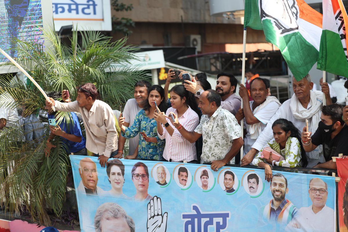 वोटर अधिकार यात्रा में शामिल महागठबंधन के सभी साथियों को बहुत-बहुत बधाई।

15 दिन तक चली इस यात्रा ने पूरे देश को जगा दिया। इसमें भाजपा ने रुकावट डालने की कोशिशें की। हमारे कांग्रेस ऑफिस पर हमला हुआ। लेकिन बिहार के लोगों ने यात्रा को पूरी तरह सफल बनाया।

देश में जब भी कमजोर तबकों