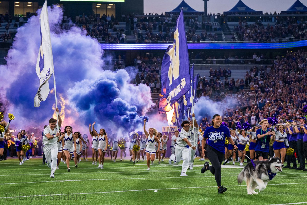 Bryans206's tweet photo. Washington opened the 2025 season with a 38-21 win over Colorado State at Husky Stadium.

Jonah Coleman led the way with 177 rushing yards and two touchdowns, while QB Demond Williams Jr. threw for 226 yards and a score in his first start. The Huskies improved their home winning streak to 21 games in front of 67,778 fans on Montlake.

#UWvsCSU #GoHuskies #CollegeFootball #SportsPhotography