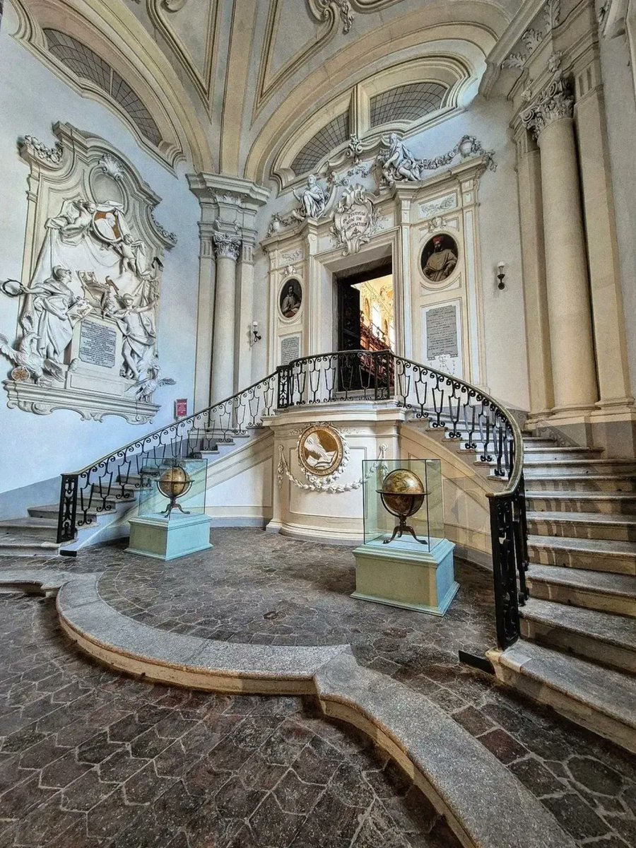L’Aula Magna della Classense, fu progettata dall’architetto Soratini e promossa dall’abate Canneti. 
Soratini realizzò anche il primo progetto del vestibolo con lo scalone monumentale.
Ph. @paolodigiglio | #myRavenna