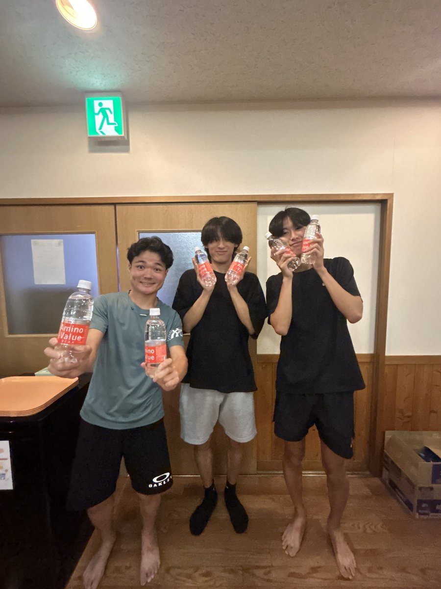 日頃より関西学院大学へのご声援・ご支援ありがとうございます。
今回もたくさんの差し入れをいただいております！

OBの矢野さん、牧さん、OGの加藤さんからAmino Valueをいただきました💪
ありがとうございます😊

写真左から
渡邊② 近森③ 小澤①