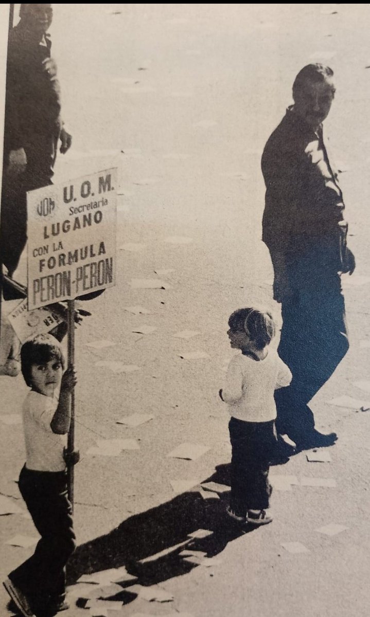 Todo el peronismo marcha frente a Perón, 31 de agosto de 1973. Un anciano y un niño con sus respectivos carteles. 8 horas desfilaron las columnas, preludiando el triunfo con el 62% de los votos.